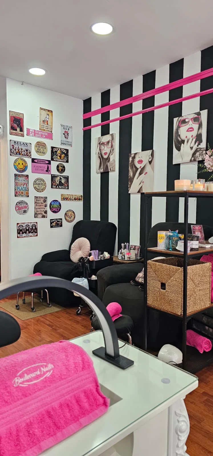 Interior real de Boulevard Nails con zona de manicura y pedicura